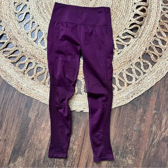 Fabletics Sync High-Waisted Perforated Leggings size Small - Picture 4 of 5